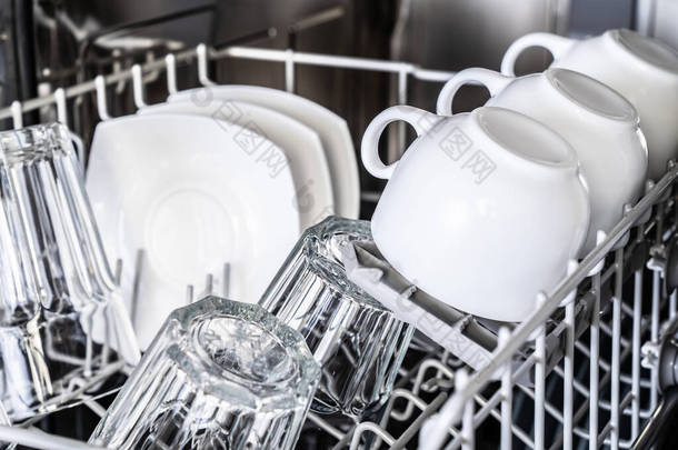 新洗碗机中的白杯特写。洗碗家政设备.