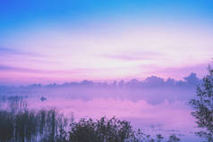 湖面上神奇的日出清晨朦胧,乡村风光,荒野,神秘的感觉.平静的湖水在神奇的光芒中