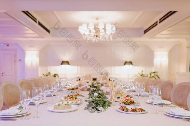 餐厅，宴会，餐<strong>桌布</strong>置。桌子上铺着<strong>白色桌布</strong>、盘子、洁白的盘子、餐具、餐巾、酒杯、蜡烛。四.后续行动.