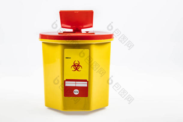 医疗废物垃圾箱：1.3升。白色背景下分离的黄色医疗污染医疗废物容器.