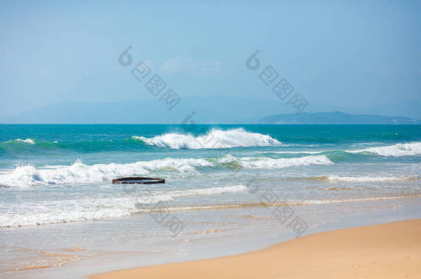 美丽的海景,在清澈的沙滩附近,<strong>海浪汹涌</strong>.暑假的异国情调。天然背景和墙纸.