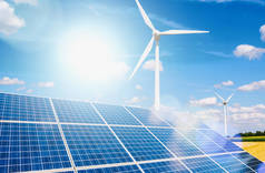 太阳能电池板和风力涡轮机发电是太阳能和风能的混合发电厂系统站使用可再生能源发电与蓝天