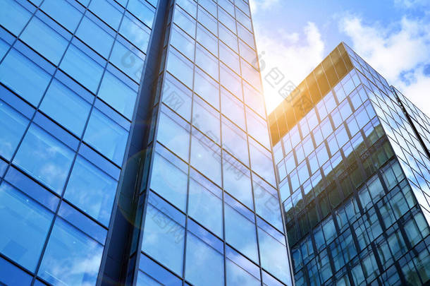玻璃窗的立面纹理反映了办公大楼.立面的碎片。夕阳西下，商业区现代摩天大楼的最底层景观- -镜头闪光滤光片.