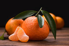木桌上新鲜的橙色橘子。水果背景