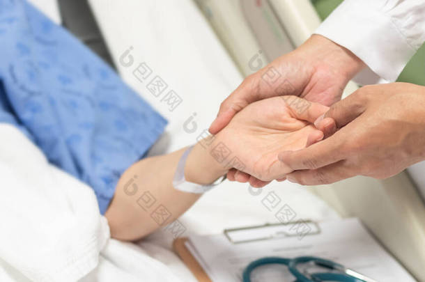 病人在床上牵着医生的手进行<strong>护理</strong>、医疗保健、<strong>护理</strong>和住院病房<strong>护理</strong>的概念
