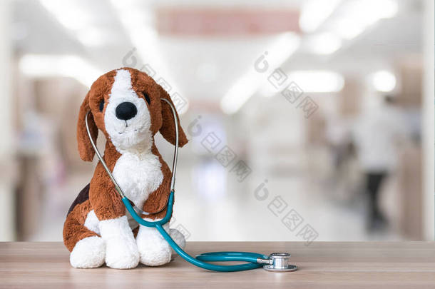 儿科医生在医院的工作台上，用狗玩具、听诊器和空白黑板复制空间为儿童提供医疗保健和儿童护理服务