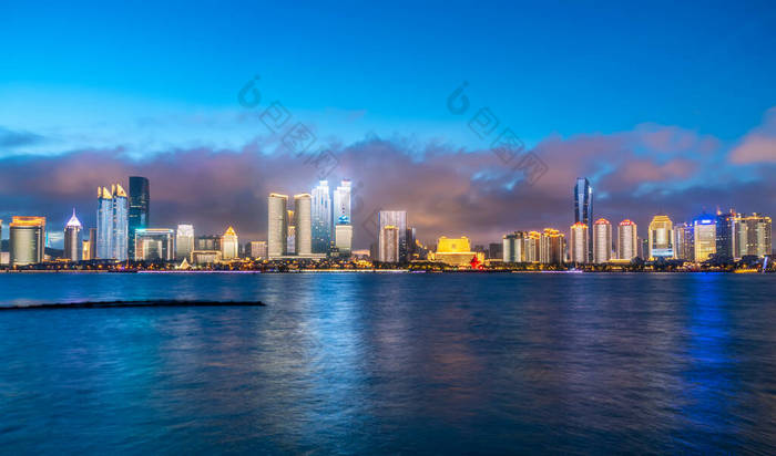 青达市现代城市建筑景观的夜景