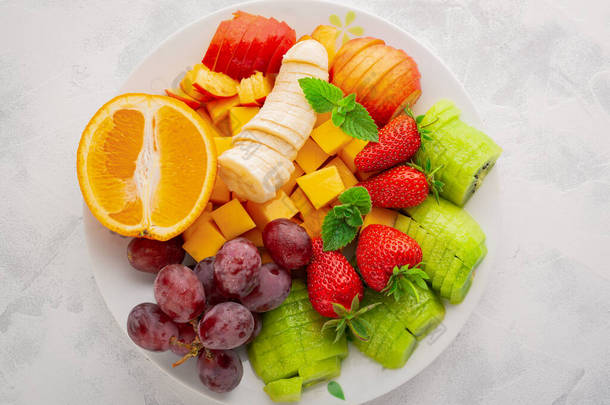 水果沙拉顶视图用各种水果和浆果的封闭盘.