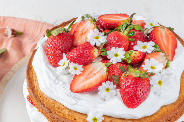 草莓蛋糕，草莓海绵蛋糕，带有新鲜草莓和酸奶油的白色背景