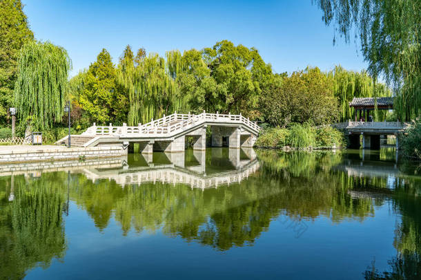 济南大明湖公园石桥及石湖
