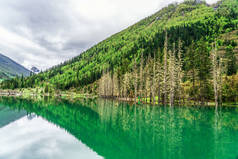 中国四川省西京山双桥沟盆景海滩风景区中的一个湖。美丽的风景，山巅，五彩缤纷的树木