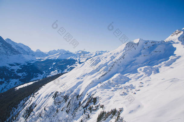 自然风景，高山上的雪，在寒冷的冬天，格林代尔沃尔德- -欧洲首创的壮丽的乐土，以及滑雪或散步的晴朗的天空。欧洲的美丽.