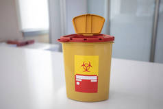 白色背景下分离出的黄色医用污染利器医疗废物容器.