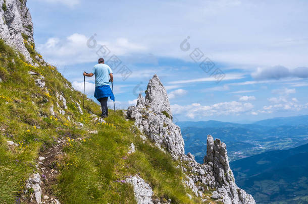 艾兹科里山海拔1523米，是吉普斯科的最高峰。巴斯克乡村。一个拿着电线杆来到山顶的年轻人。穿过San Adrian再穿过Oltza油田返回