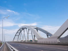 连接公路和铁路桥的一部分，带有钢制铆钉拱门，与天空抗衡