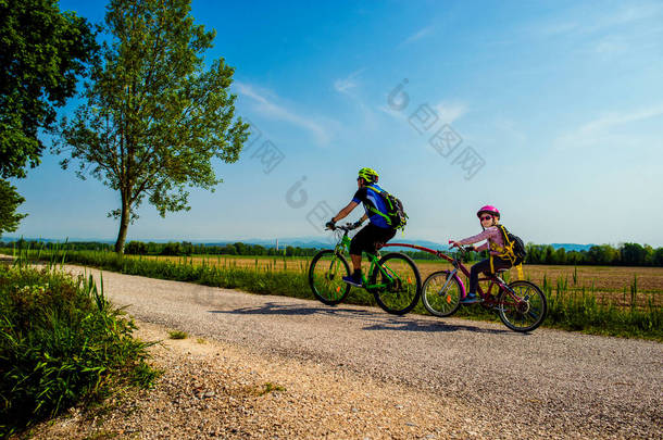 父亲和女儿一起骑自行车.意大利弗留利尼亚朱利亚格拉多市的自行车路线FVG2 。家庭、<strong>教育</strong>、假期、娱乐和<strong>体育</strong>概念.