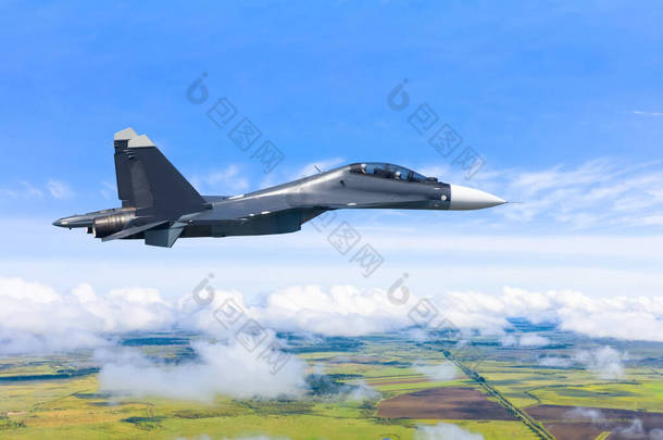 战斗战术战斗机在云层上方的天空和地面上的自然景观中飞行