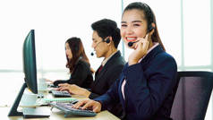 戴着耳机在办公室工作以支持远程客户或同事的商务人士。呼叫中心、电话营销、客户支持代理提供电话视讯电话会议服务.