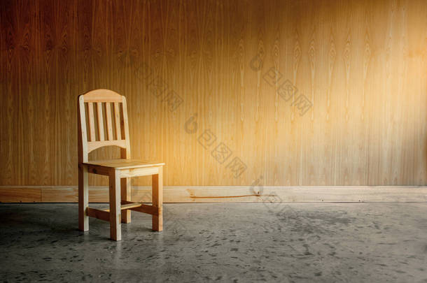 在阳光充足的房间里，木制地板上只有木椅的<strong>暖色</strong>调.