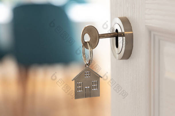 打开新家的<strong>大门</strong>。门<strong>把手</strong>与钥匙和家庭形状的钥匙链。抵押贷款、投资、房地产、财产和新住房概念