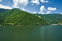 在一个美丽的夏日，一望无际的高山湖景