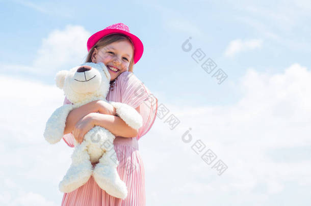 小女孩玩熊玩具。泰迪熊店<strong>儿童</strong>玩具商店。孩子们快乐的一天。童年的快乐带着礼物的快乐的小女孩。毛绒绒可爱的礼物。<strong>生日快乐</strong>