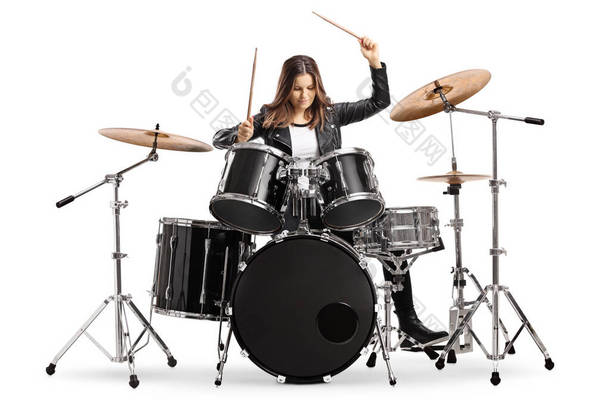 年轻女鼓手用白色背景隔离的鼓棒打鼓