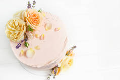 桃花心木和薰衣草蛋糕上的美丽玫瑰蛋糕，婚礼概念，情人节，母亲节，生日蛋糕。白人背景