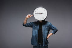人头正对着时钟指指点点灰色背景时间管理的概念