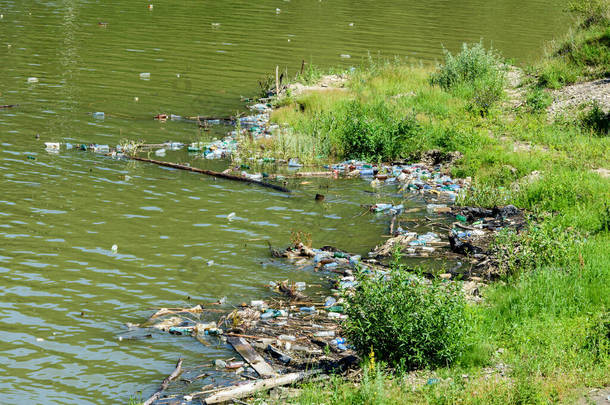 罗马尼亚Izvor Muntelui湖废塑料垃圾污染<strong>水源</strong>.