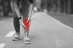 Shin Splints受伤。女子运动员慢跑时推拿受伤的腿、遭受创伤