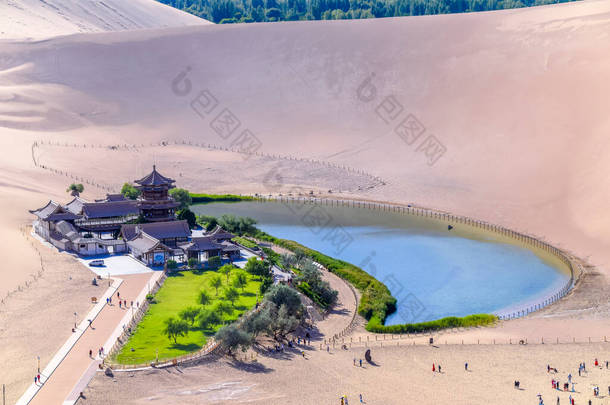 敦煌戈壁沙漠中著名的绿洲湖新月形和美丽的塔的夜景.