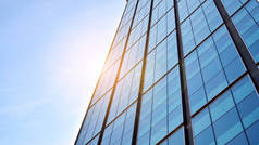 摩天大楼玻璃轮廓的最底层视图.商业大楼。有玻璃立面的摩天大楼。商业区的现代建筑。经济、金融、未来的概念.