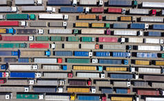 许多卡车在港口排队等待卸货，从四合院的顶部看到满载谷物的卡车。后勤和货运概念.