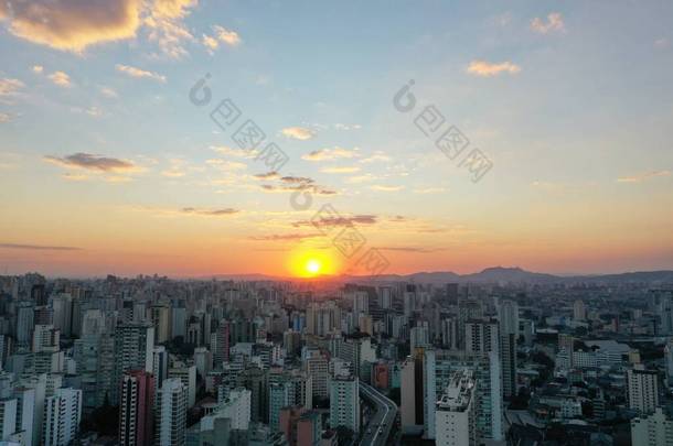 日落在首都圣保罗，巴西。市中心的场景。城市生活场景。天线市。空中观光城。城市生活。夕阳西下城市背景。巴西圣保罗日落全景.