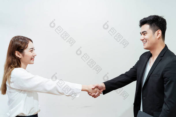 第一次见面时,两个商人握手.两个商人在室内打招呼.商业伙伴关系会议的概念。形象商人握手。成功的商人成交后握手.