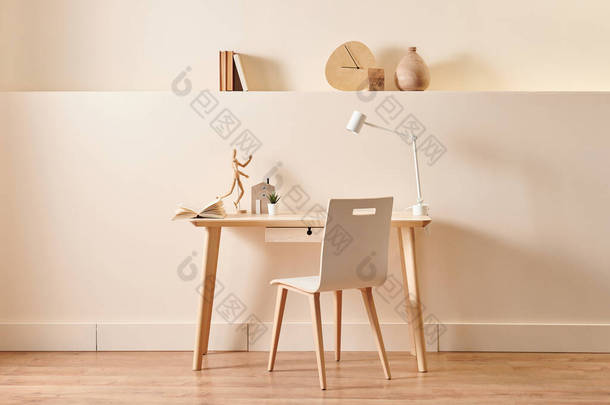 房间里的现代和新型装饰木桌和椅子的概念，黄色背景墙风格配饰书和灯.