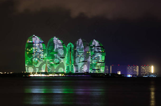 中国<strong>海南三亚</strong>的凤凰岛上背光和海风映照下的浮雕场景夜景