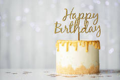 有快乐生日标志的金生日蛋糕