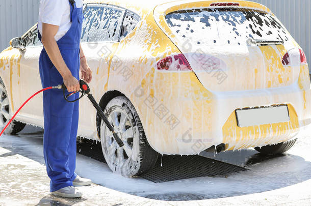 洗车工人清洗现代汽车