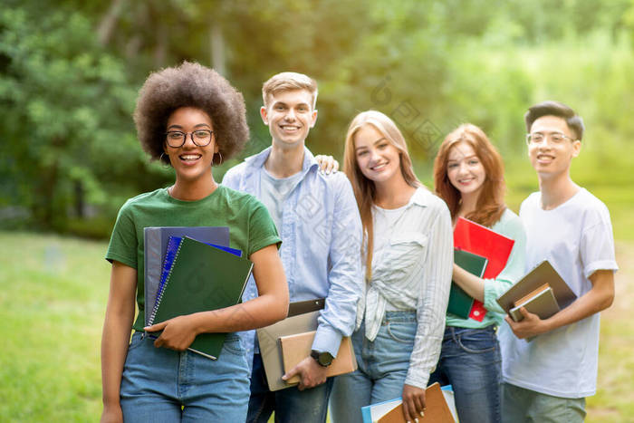 一群年轻快乐的多民族学生在大学校园的户外合影