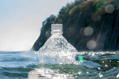 一个塑料瓶漂浮在海面上.生态概念.