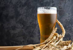 木桌上的淡啤酒和小麦的混合物