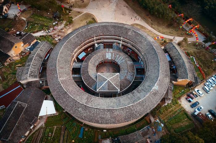 福建省客家独居土楼的空中特写.