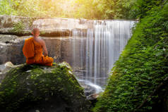 佛陀修行与瀑布的静坐