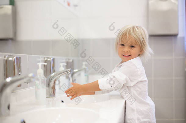 幼儿，金发男孩，在花园的浴室洗手，<strong>卫生习惯</strong>