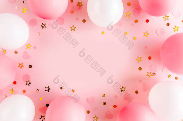 粉红背景的气球和软糖相框。情人节，生日，假日的概念。平躺在地上，俯瞰四周