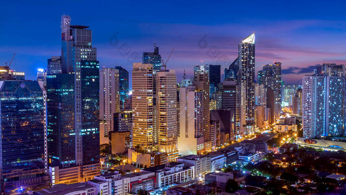 Makati, Metro Manila, Philippines -在日落后拍摄Makati天际线的夜景。Salcedo区和Bel Air村的景观.