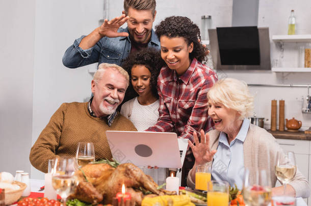 感恩节期间，多文化家庭在笔记本电脑上对食物进行视频访问的<strong>选择</strong>性<strong>焦点</strong>