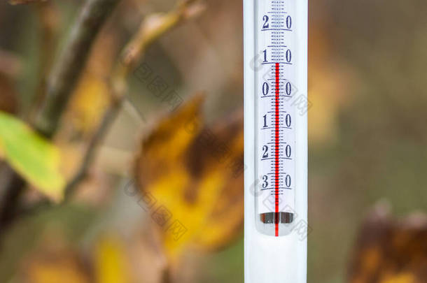 秋天的温度计模糊的背景显示了10度的<strong>热量</strong>.秋季气温